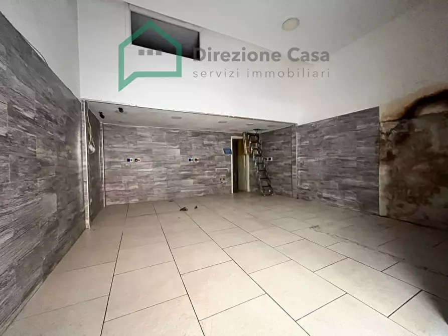 Immagine 2 di Negozio in vendita  in VIA PARMA a Napoli