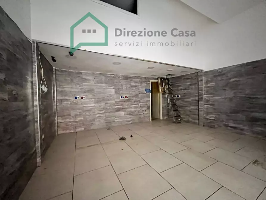 Immagine 2 di Negozio in vendita  in VIA PARMA a Napoli