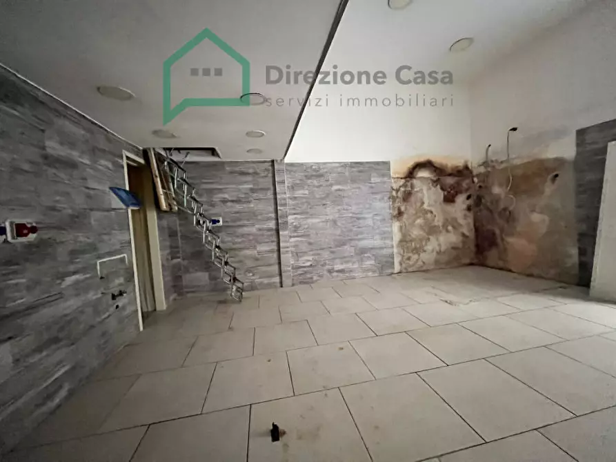 Immagine 4 di Negozio in vendita  in VIA PARMA a Napoli