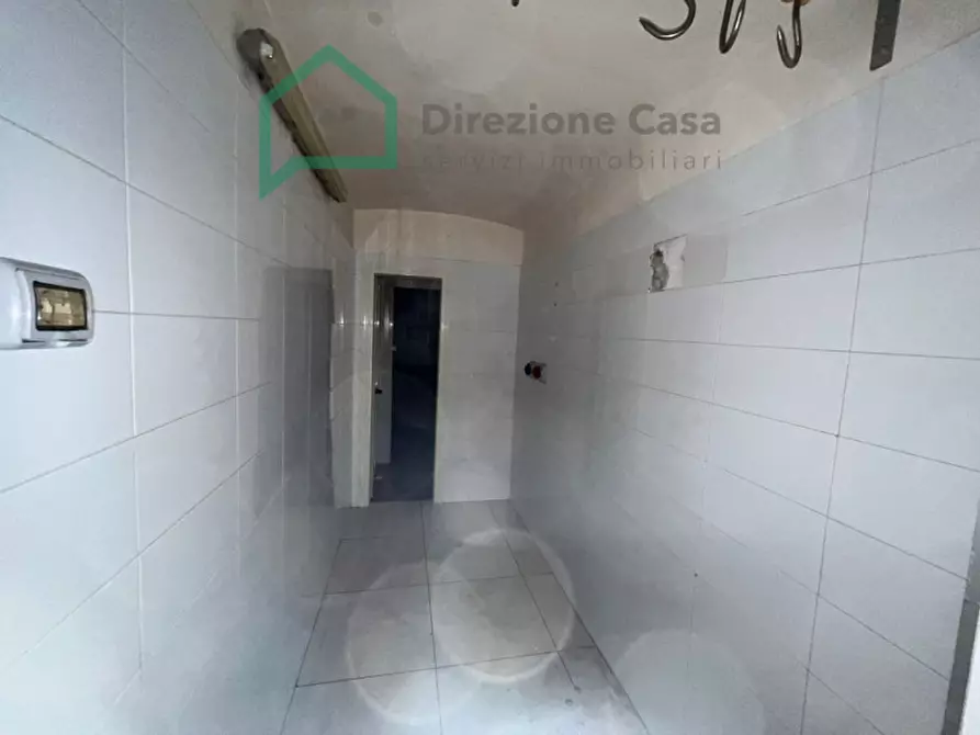 Immagine 5 di Negozio in vendita  in VIA PARMA a Napoli