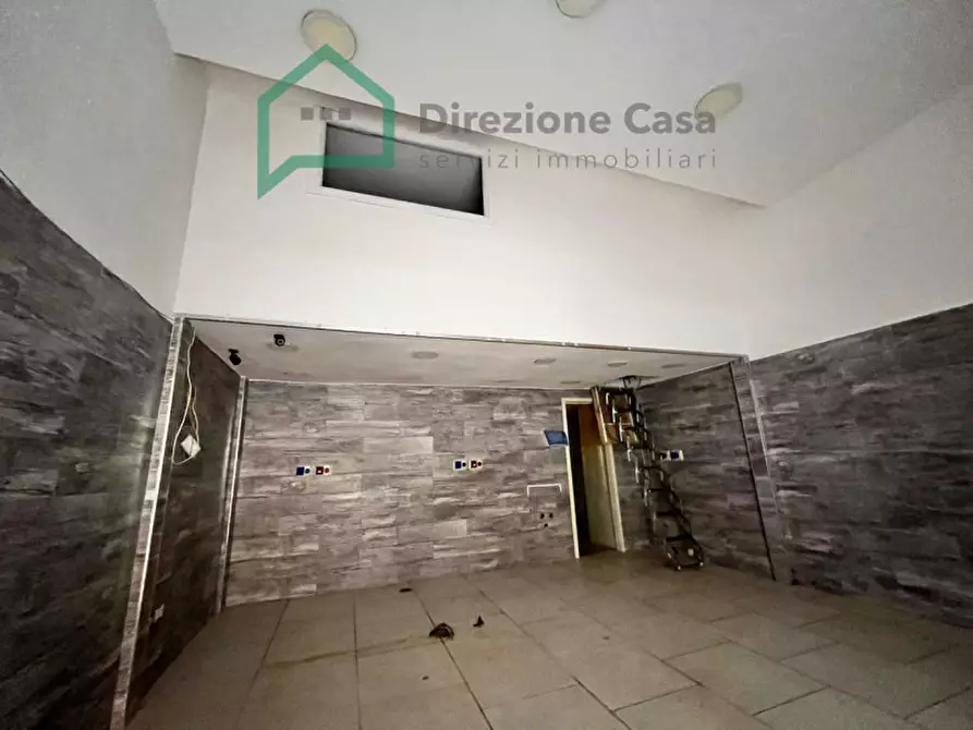 Immagine 5 di Negozio in vendita  in VIA PARMA a Napoli