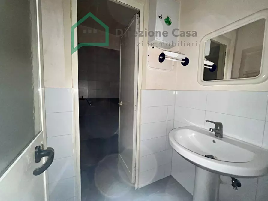 Immagine 6 di Negozio in vendita  in VIA PARMA a Napoli