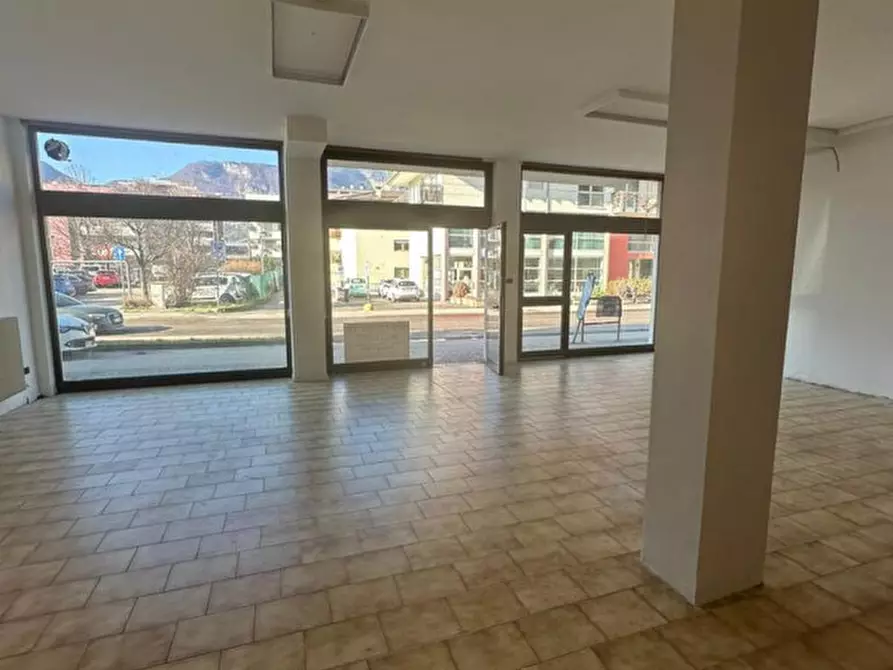Immagine 1 di Negozio in vendita  a Trento