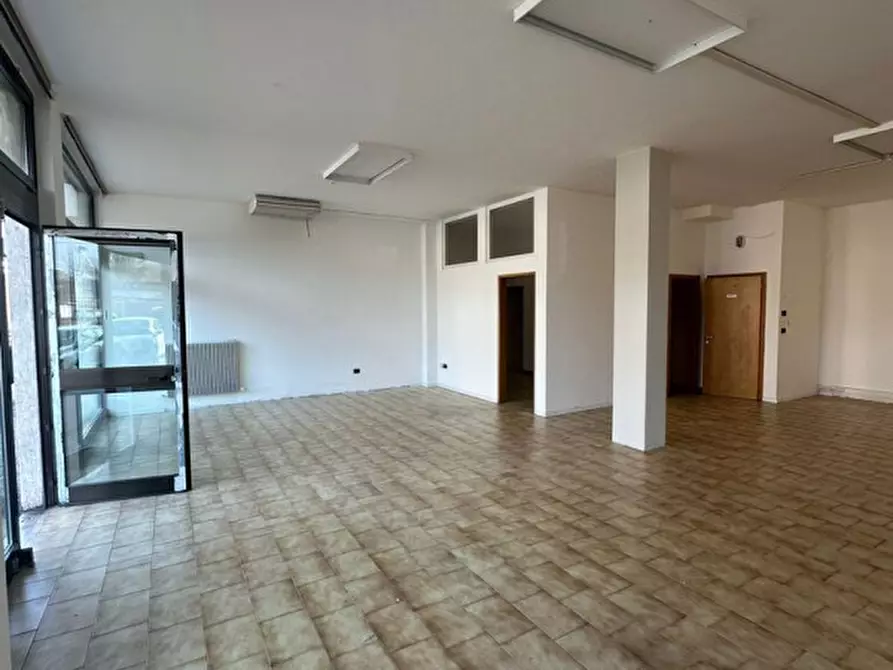 Immagine 2 di Negozio in vendita  a Trento