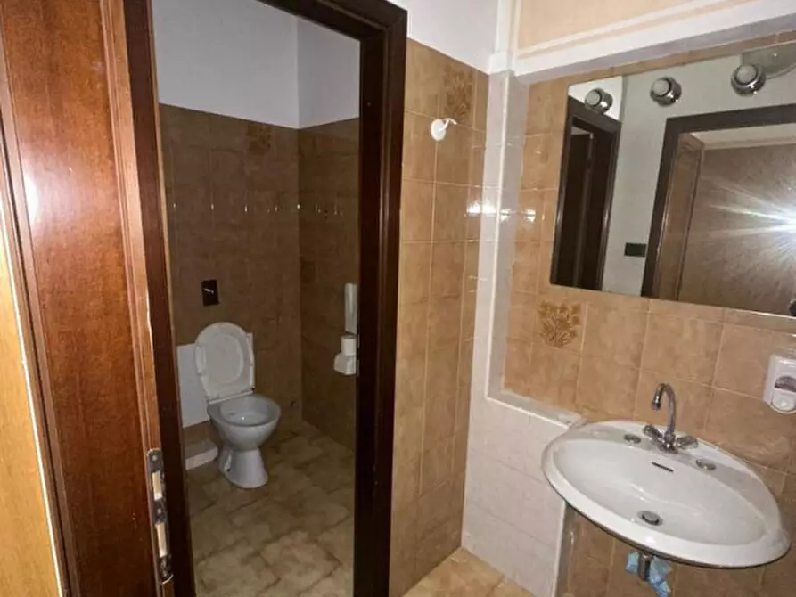 Immagine 4 di Negozio in vendita  a Trento