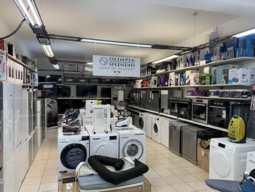 Immagine 2 di Negozio in vendita  in Via Firenze - Florenzerstraße a Bolzano