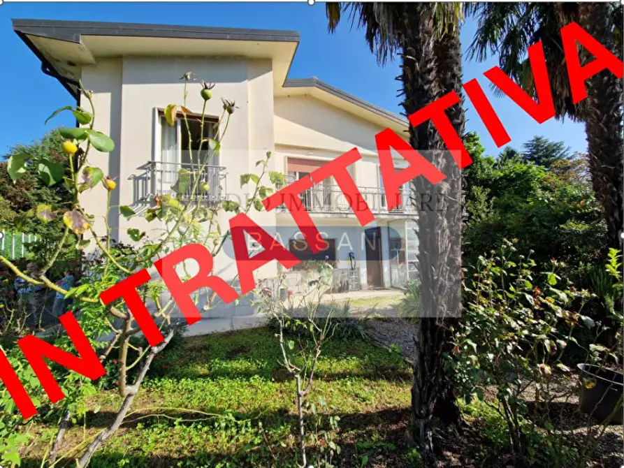 Immagine 1 di Villa in vendita  in via Andrea Del Sarto 23 a Varese