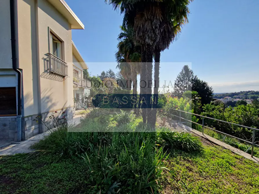 Immagine 5 di Villa in vendita  in via Andrea Del Sarto 23 a Varese