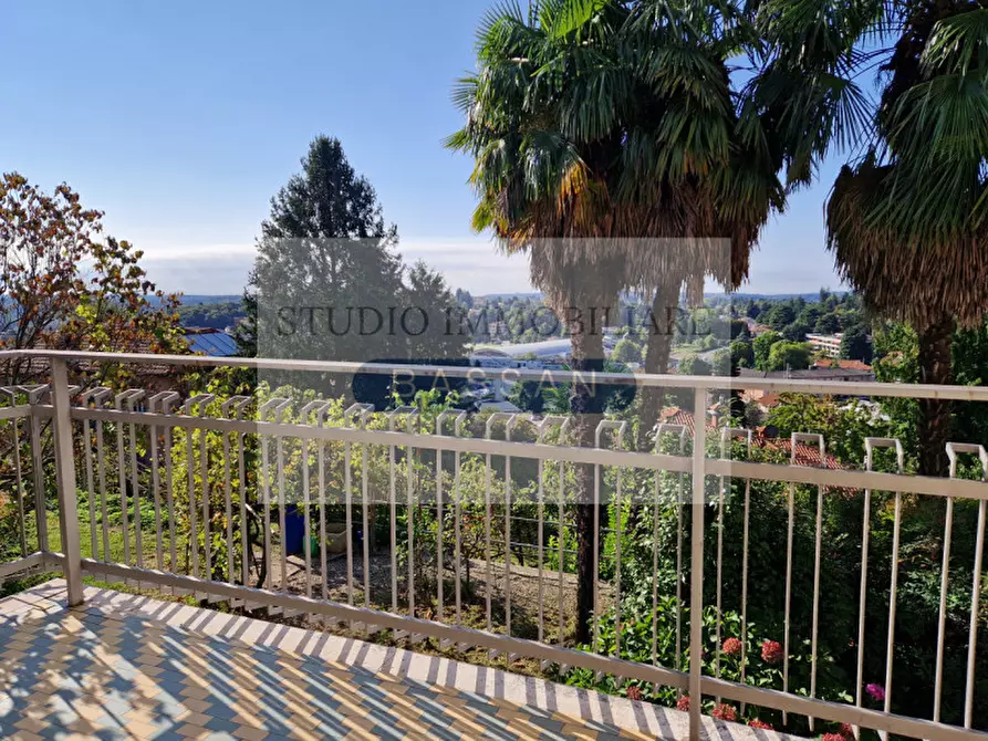 Immagine 15 di Villa in vendita  in via Andrea Del Sarto 23 a Varese