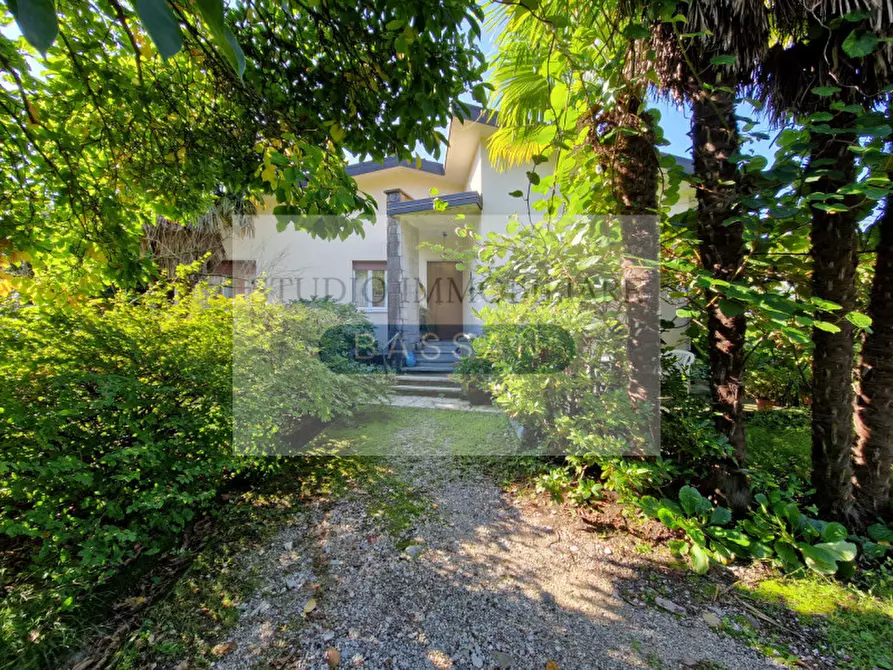Immagine 36 di Villa in vendita  in via Andrea Del Sarto 23 a Varese
