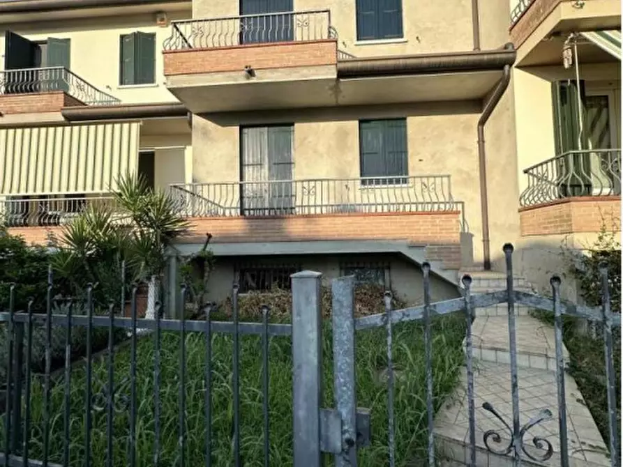Immagine 1 di Villetta a schiera in vendita  in Via Roma a Due Carrare
