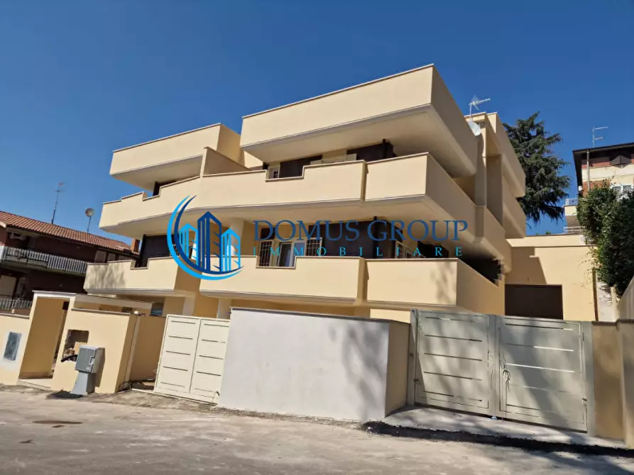 Immagine 1 di Villa in vendita  in Via Beinasco a Roma