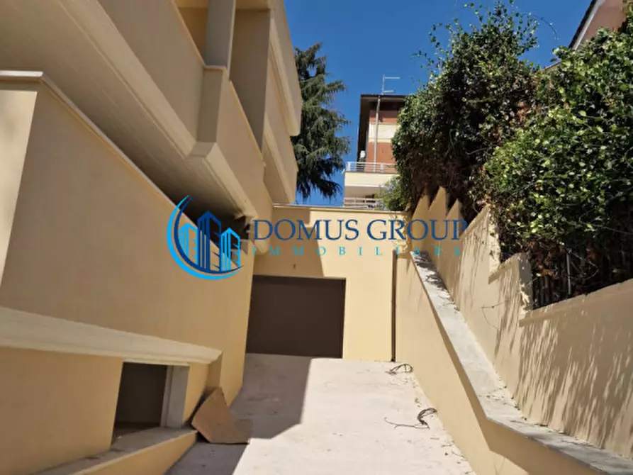 Immagine 4 di Villa in vendita  in Via Beinasco a Roma