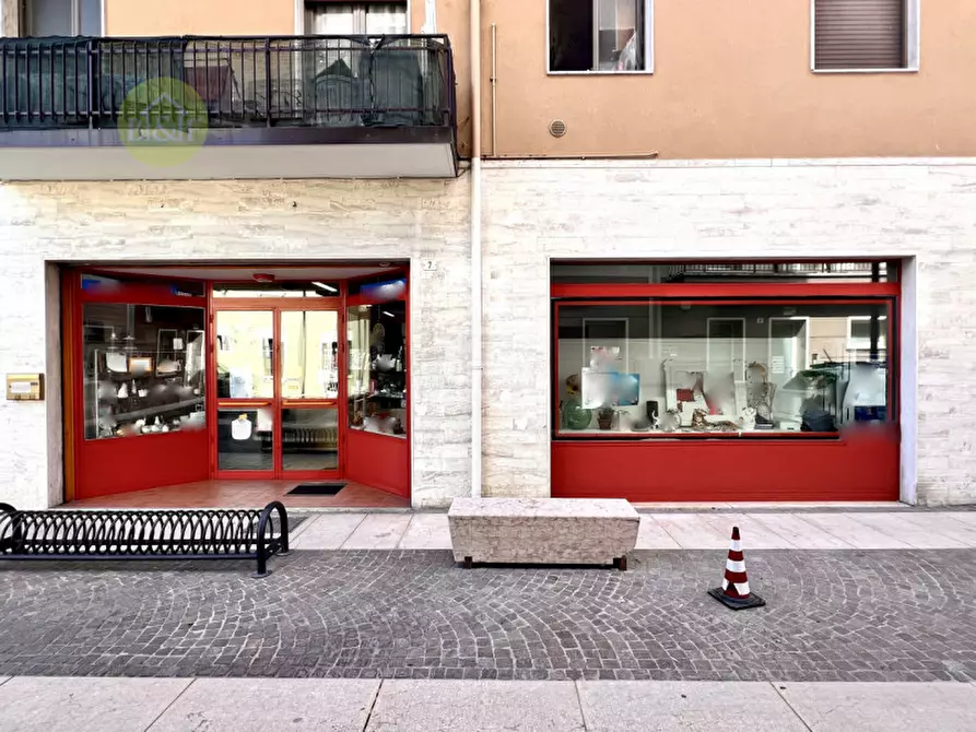 Immagine 1 di Negozio in vendita  in via san pietro nuovo a Legnago