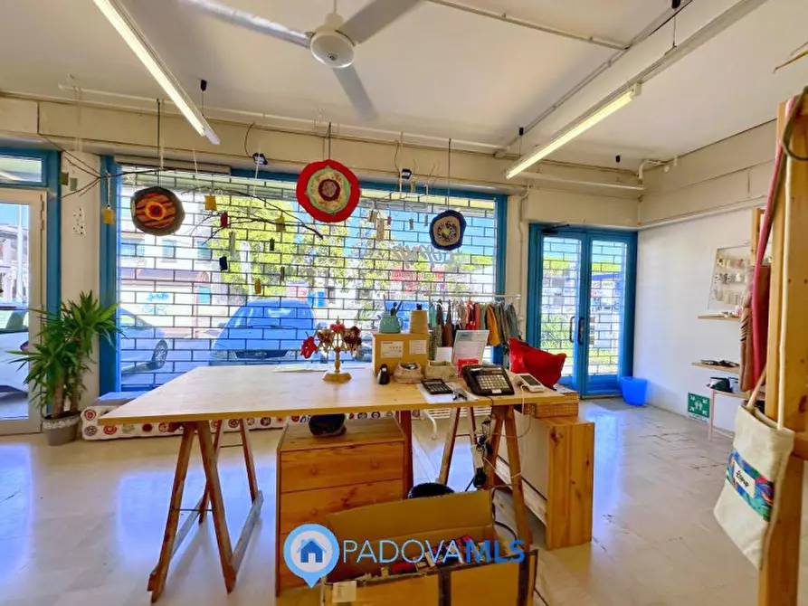 Immagine 1 di Negozio in vendita  in Via Pontevigodarzere a Padova
