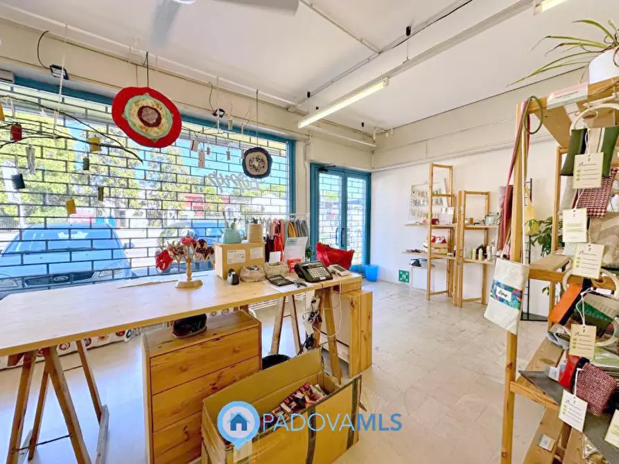 Immagine 2 di Negozio in vendita  in Via Pontevigodarzere a Padova