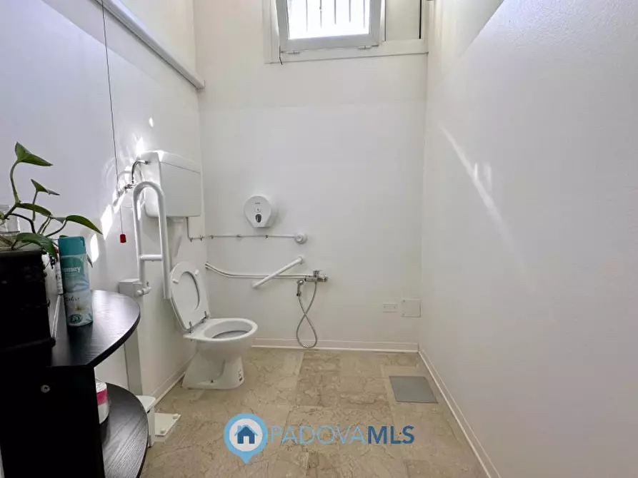 Immagine 5 di Negozio in vendita  in Via Pontevigodarzere a Padova