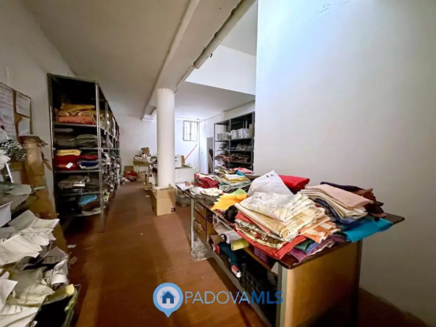 Immagine 10 di Negozio in vendita  in Via Pontevigodarzere a Padova