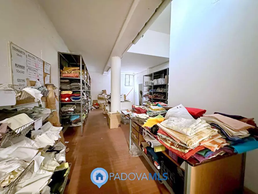 Immagine 11 di Negozio in vendita  in Via Pontevigodarzere a Padova