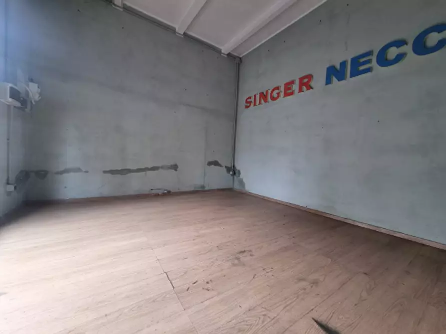 Immagine 4 di Negozio in vendita  in VIA TOSELLI a Firenze