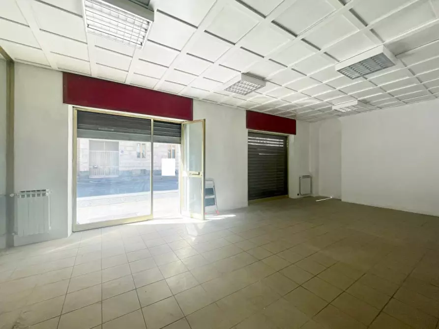 Immagine 2 di Negozio in affitto  in Via Passo Buole a Torino