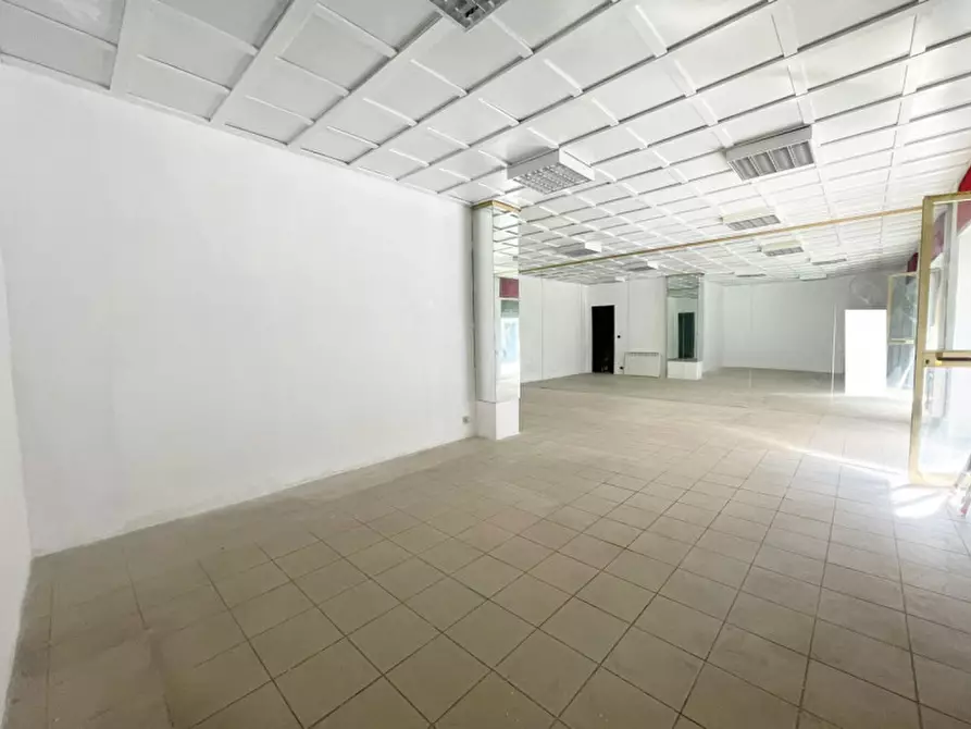 Immagine 3 di Negozio in affitto  in Via Passo Buole a Torino