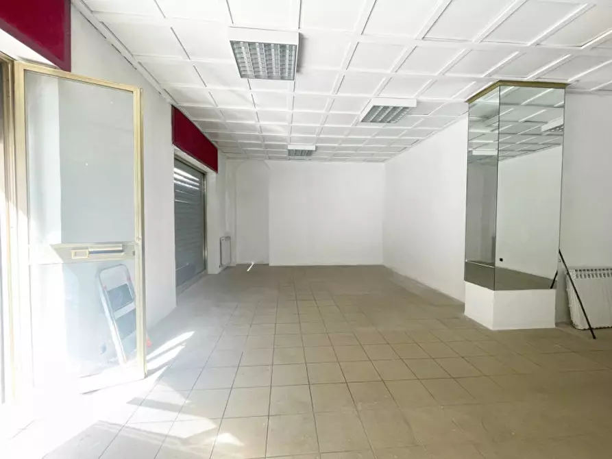Immagine 9 di Negozio in affitto  in Via Passo Buole a Torino