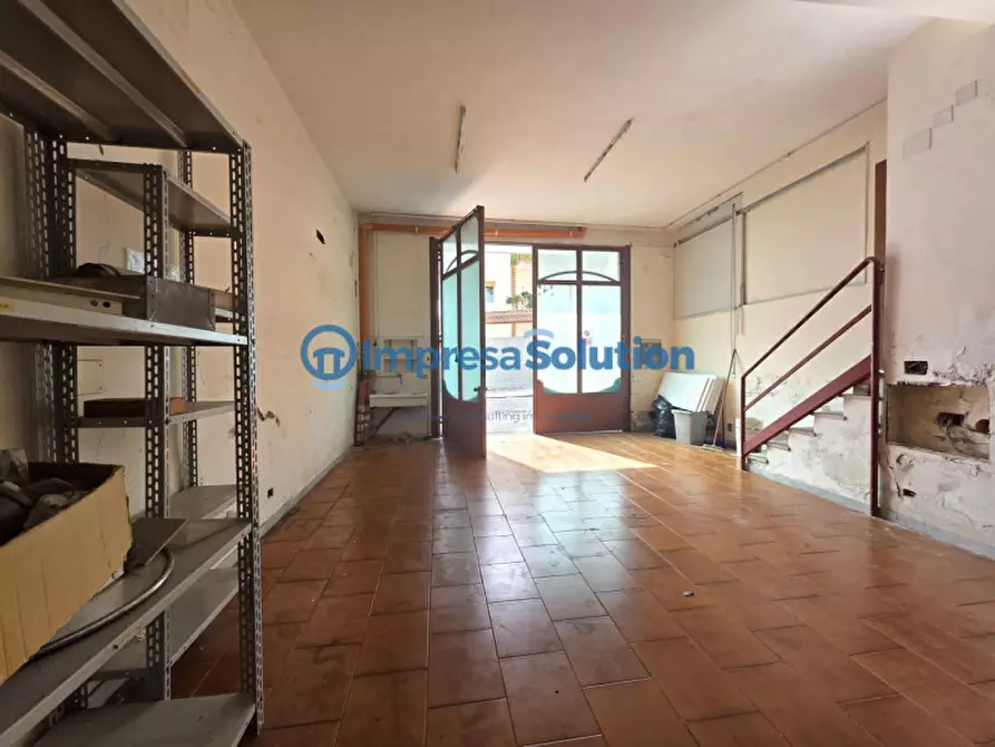 Immagine 19 di Magazzino in vendita  in Via Pisciarelli a Napoli
