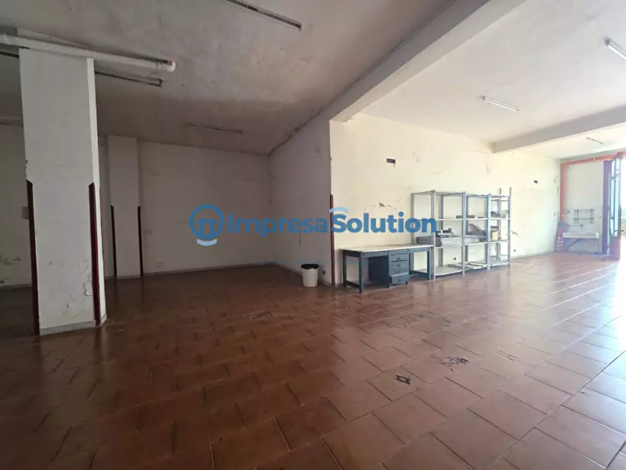 Immagine 26 di Magazzino in vendita  in Via Pisciarelli a Napoli