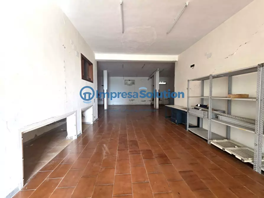 Immagine 30 di Magazzino in vendita  in Via Pisciarelli a Napoli