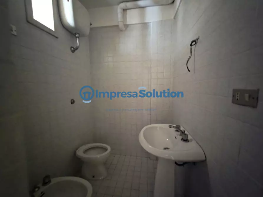 Immagine 32 di Magazzino in vendita  in Via Pisciarelli a Napoli