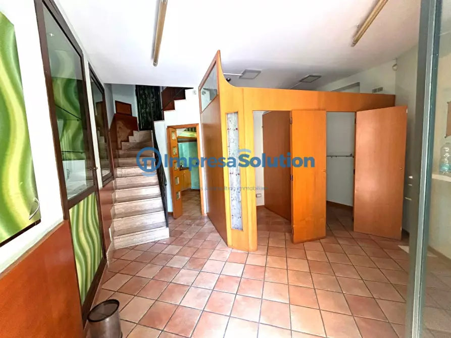 Immagine 4 di Negozio in affitto  in Via Gino Doria a Napoli