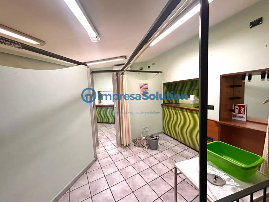 Immagine 9 di Negozio in affitto  in Via Gino Doria a Napoli