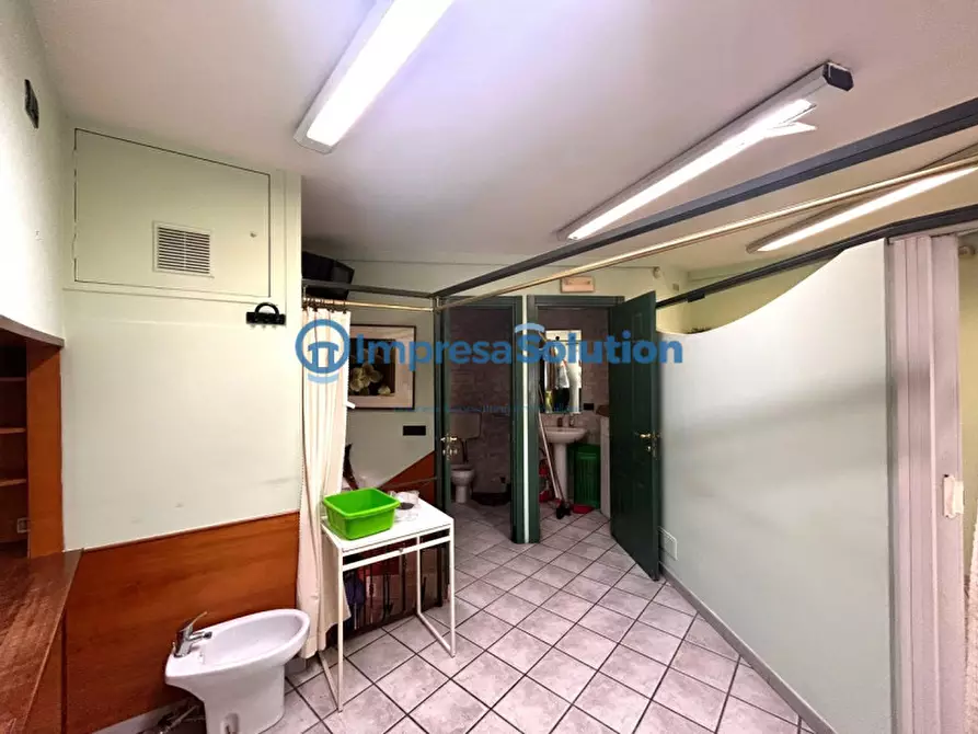 Immagine 10 di Negozio in affitto  in Via Gino Doria a Napoli