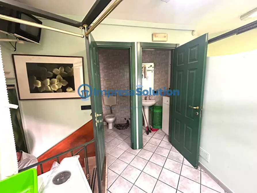 Immagine 11 di Negozio in affitto  in Via Gino Doria a Napoli