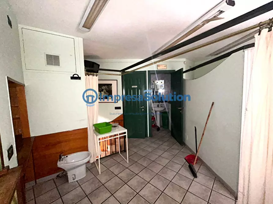 Immagine 12 di Negozio in affitto  in Via Gino Doria a Napoli