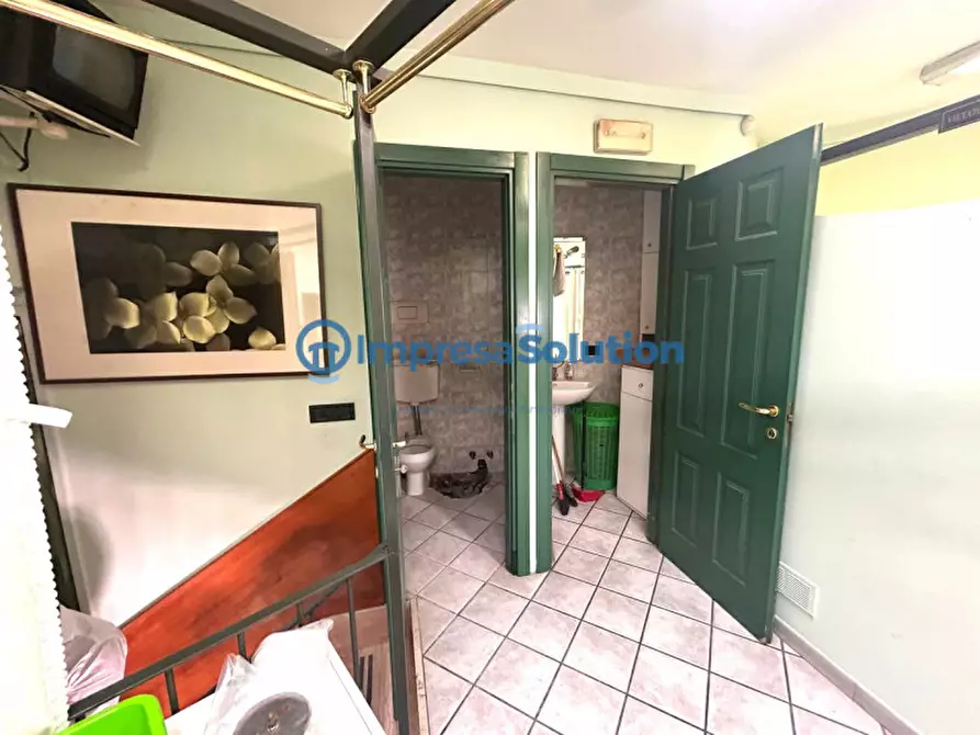 Immagine 13 di Negozio in affitto  in Via Gino Doria a Napoli