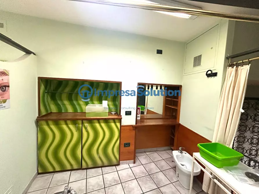 Immagine 14 di Negozio in affitto  in Via Gino Doria a Napoli