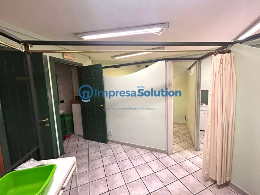 Immagine 16 di Negozio in affitto  in Via Gino Doria a Napoli