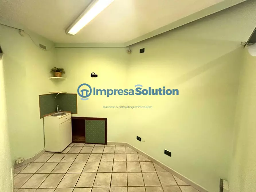 Immagine 18 di Negozio in affitto  in Via Gino Doria a Napoli