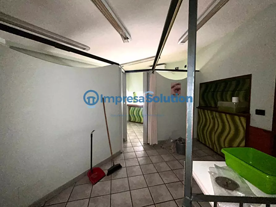 Immagine 19 di Negozio in affitto  in Via Gino Doria a Napoli