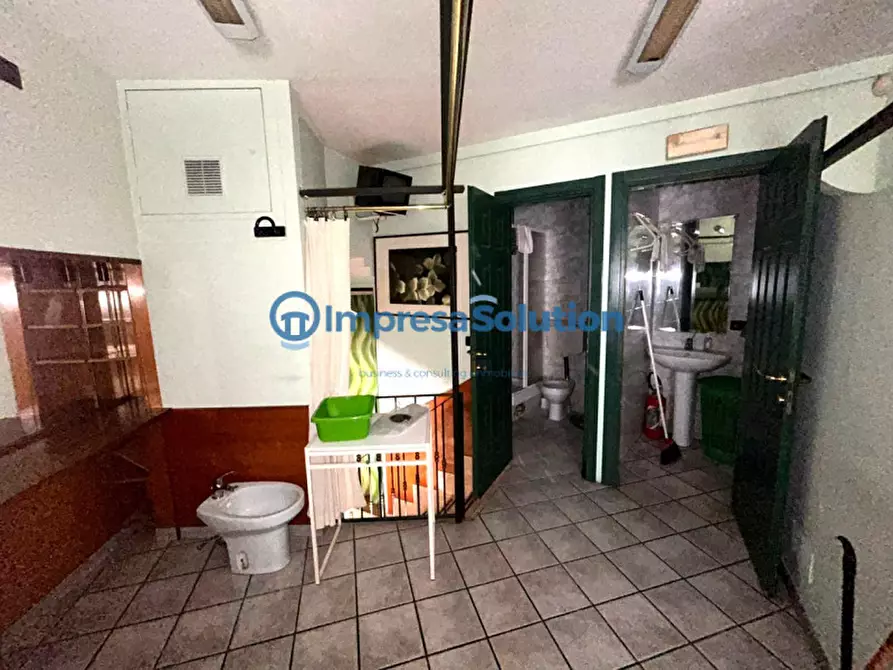 Immagine 20 di Negozio in affitto  in Via Gino Doria a Napoli