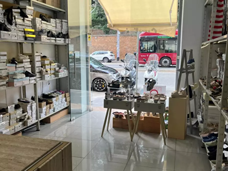 Immagine 2 di Negozio in vendita  in Via Emanuele Filiberto a Roma