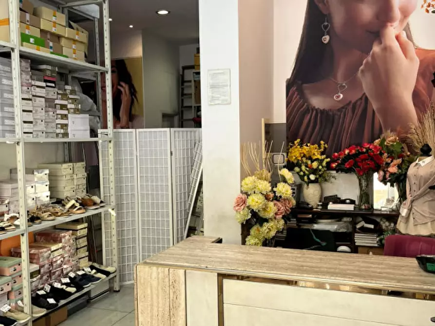 Immagine 5 di Negozio in vendita  in Via Emanuele Filiberto a Roma