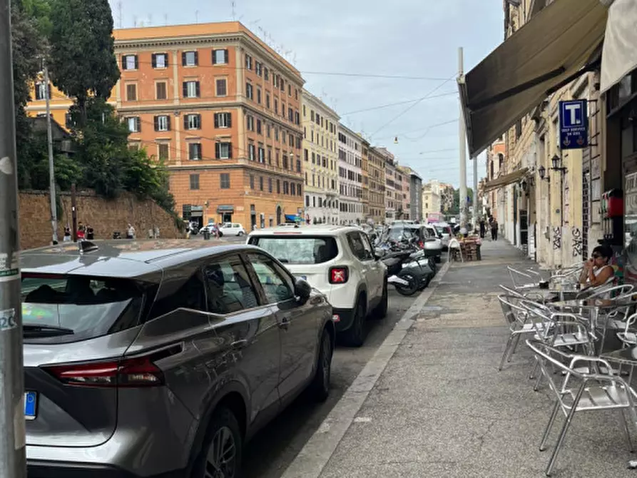 Immagine 10 di Negozio in vendita  in Via Emanuele Filiberto a Roma