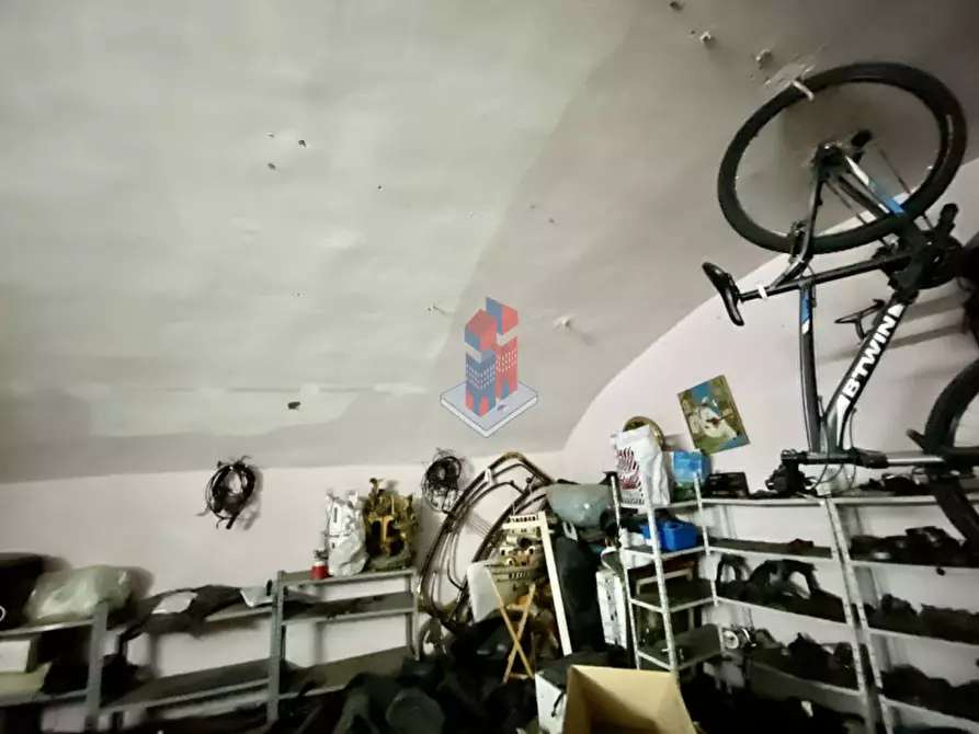 Immagine 9 di Negozio in vendita  in VIA ROSAROLL (adiacenze) a Napoli