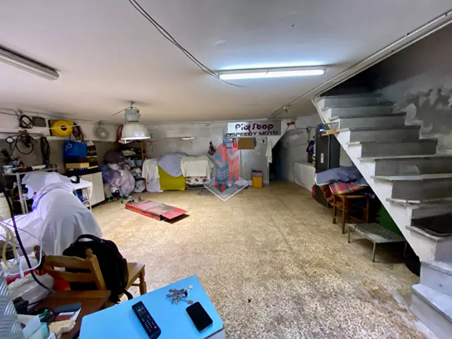 Immagine 10 di Negozio in vendita  in VIA ROSAROLL (adiacenze) a Napoli