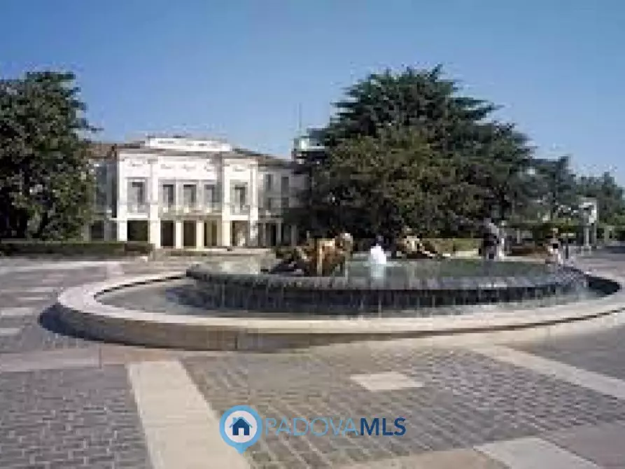 Immagine 2 di Negozio in vendita  in Via Giuseppe Jappelli a Abano Terme