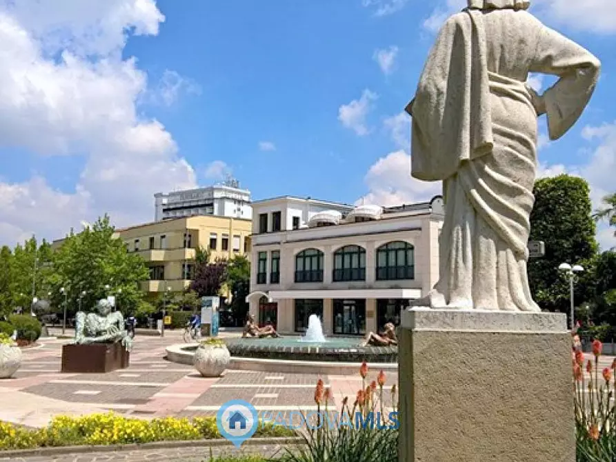 Immagine 4 di Negozio in vendita  in Via Giuseppe Jappelli a Abano Terme