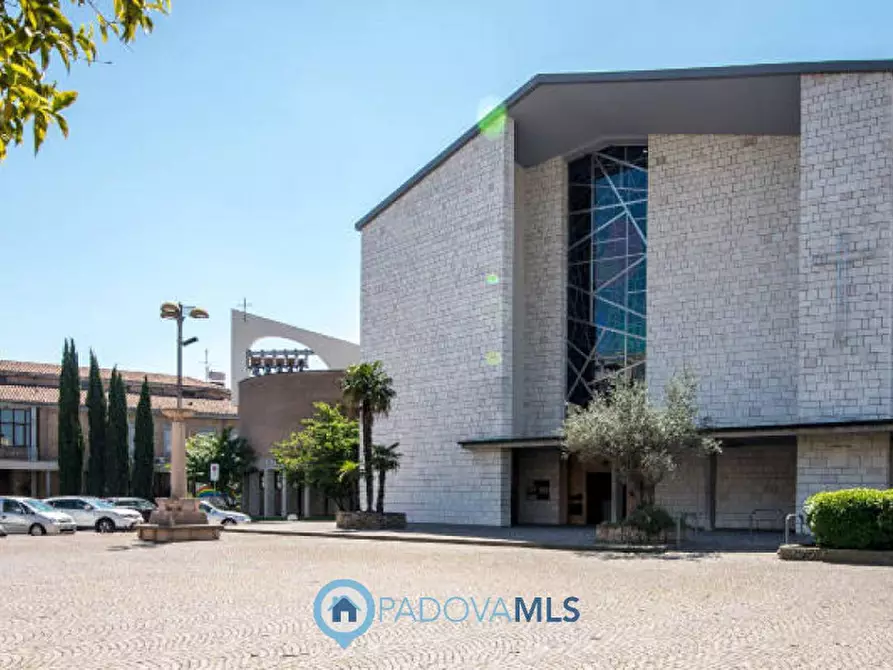 Immagine 2 di Negozio in vendita  in Via Alessandro Volta a Abano Terme